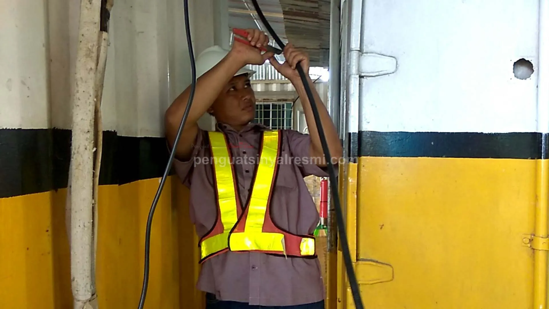 Pemasangan Penguat Sinyal Hp Repater United Tractors_ (11) copy