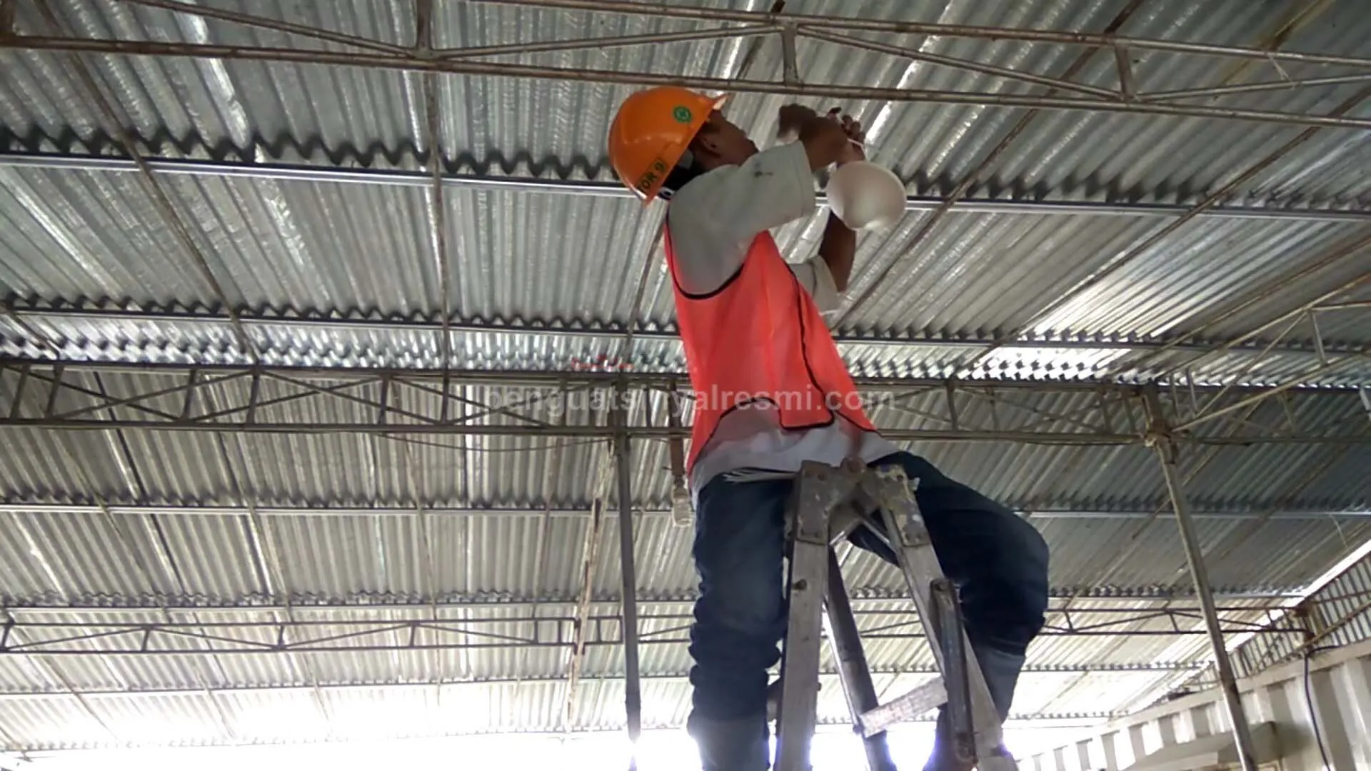 Pemasangan Penguat Sinyal Hp Repater United Tractors_ (12) copy