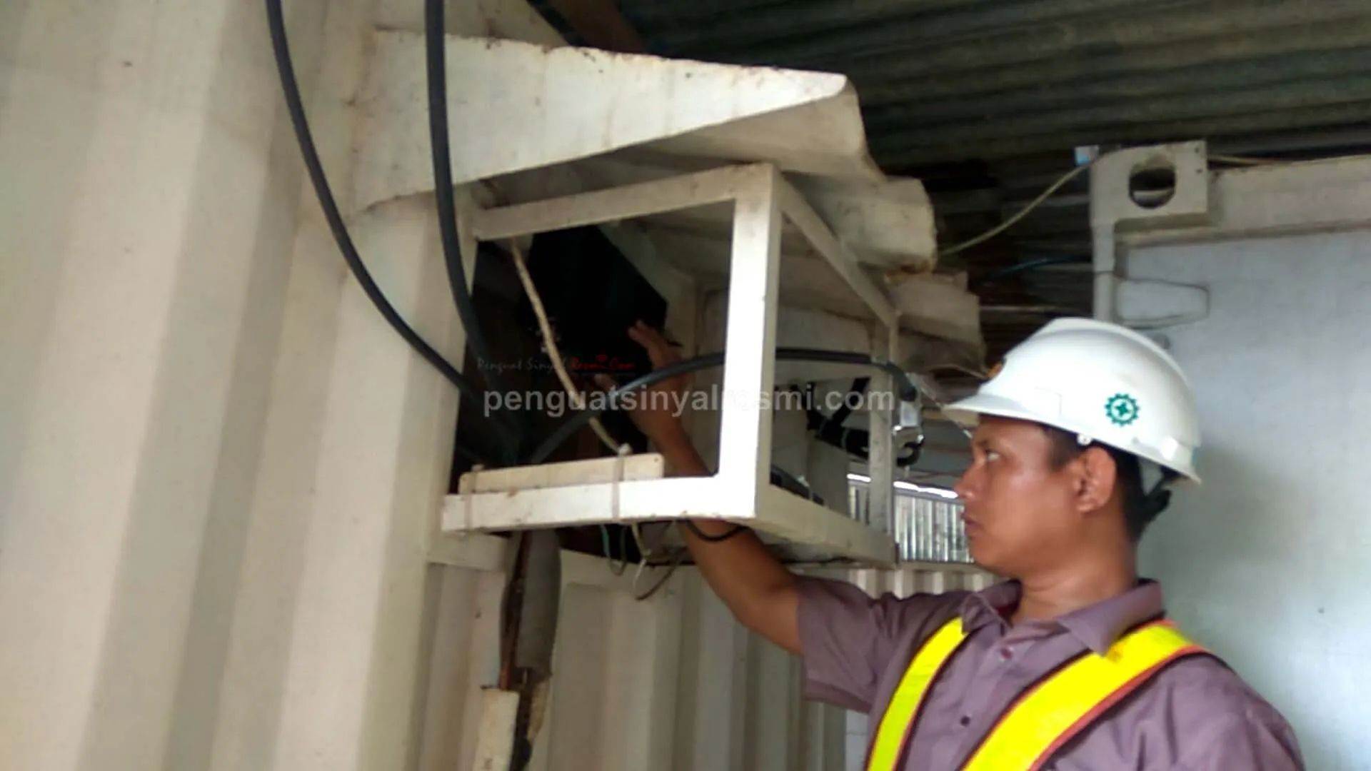 Pemasangan Penguat Sinyal Hp Repater United Tractors_ (14) copy