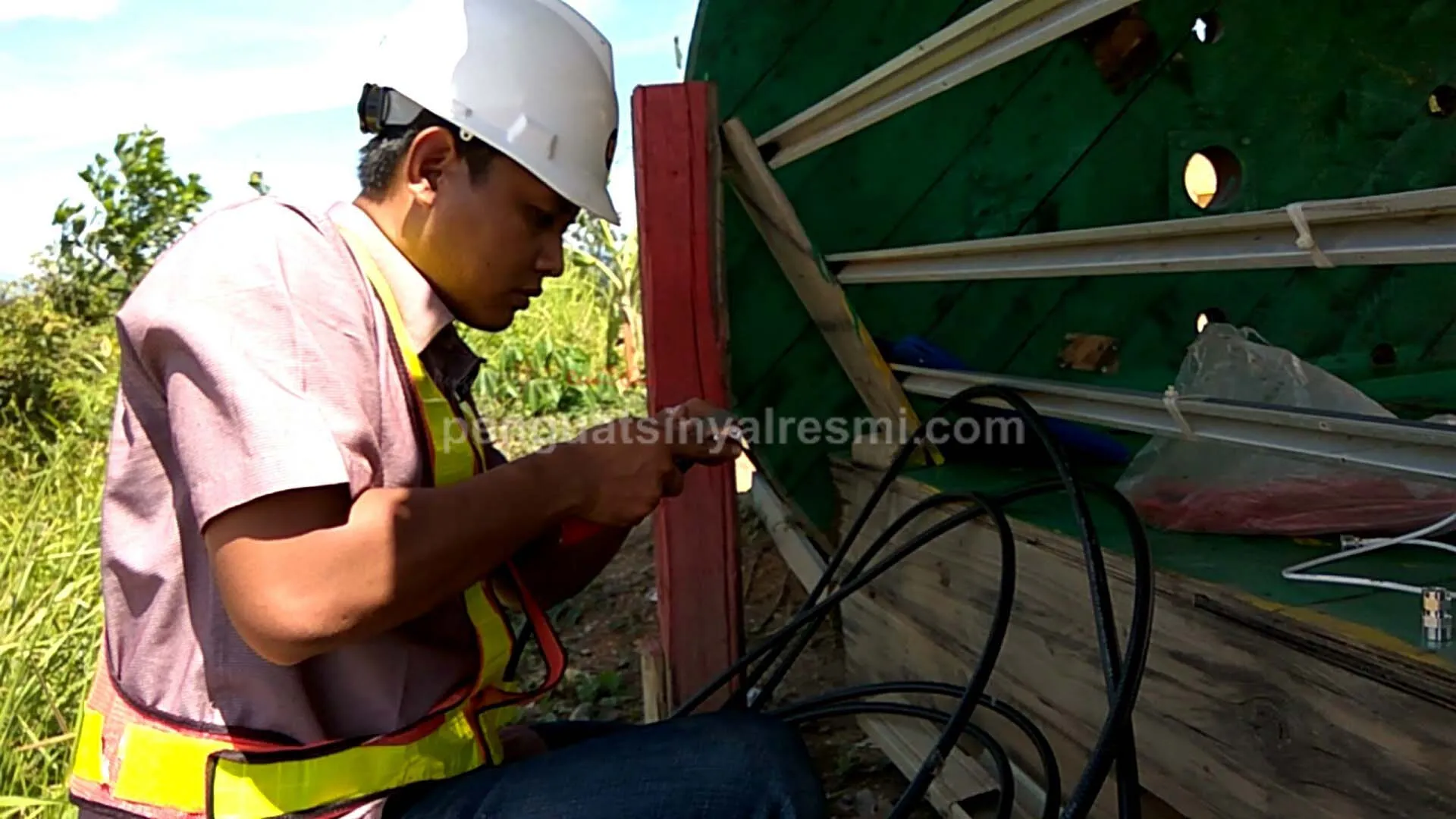 Pemasangan Penguat Sinyal Hp Repater United Tractors_ (5) copy