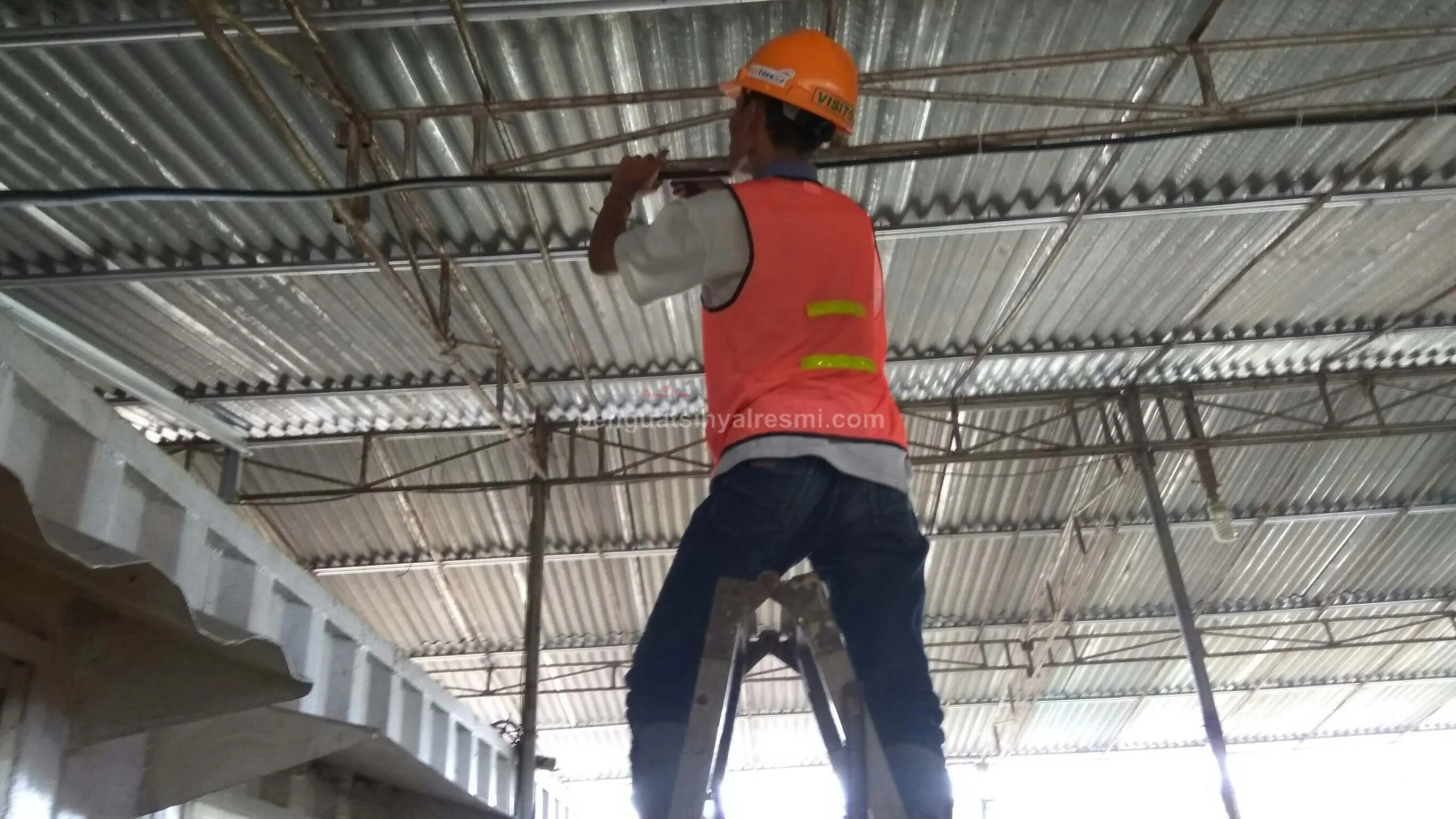 Pemasangan Penguat Sinyal Hp Repater United Tractors_ (7) copy