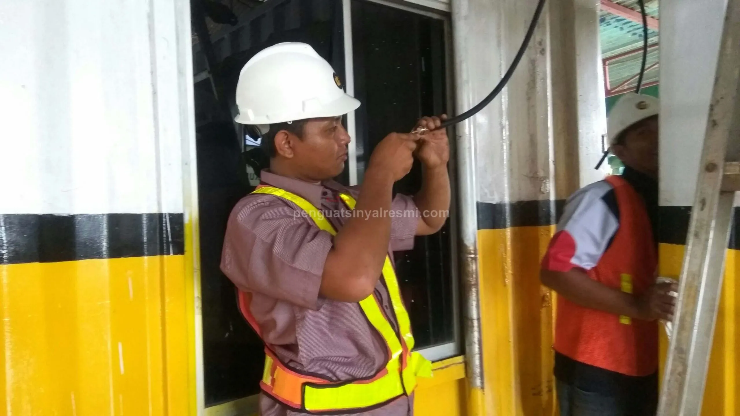 Pemasangan Penguat Sinyal Hp Repater United Tractors_ (8) copy
