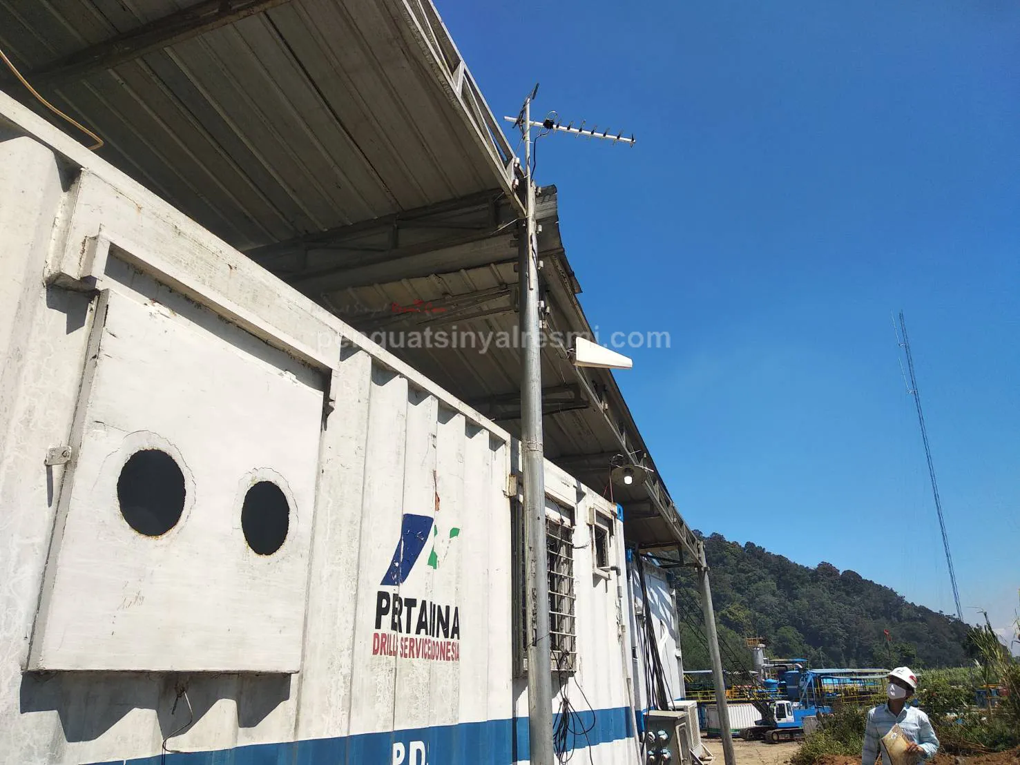 Pemasangan Penguat Sinyal Hp Repeater PDSI GARUT PERTAMINA_ (11)