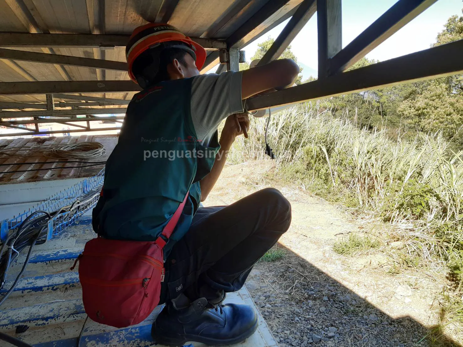 Pemasangan Penguat Sinyal Hp Repeater PDSI GARUT PERTAMINA_ (21)