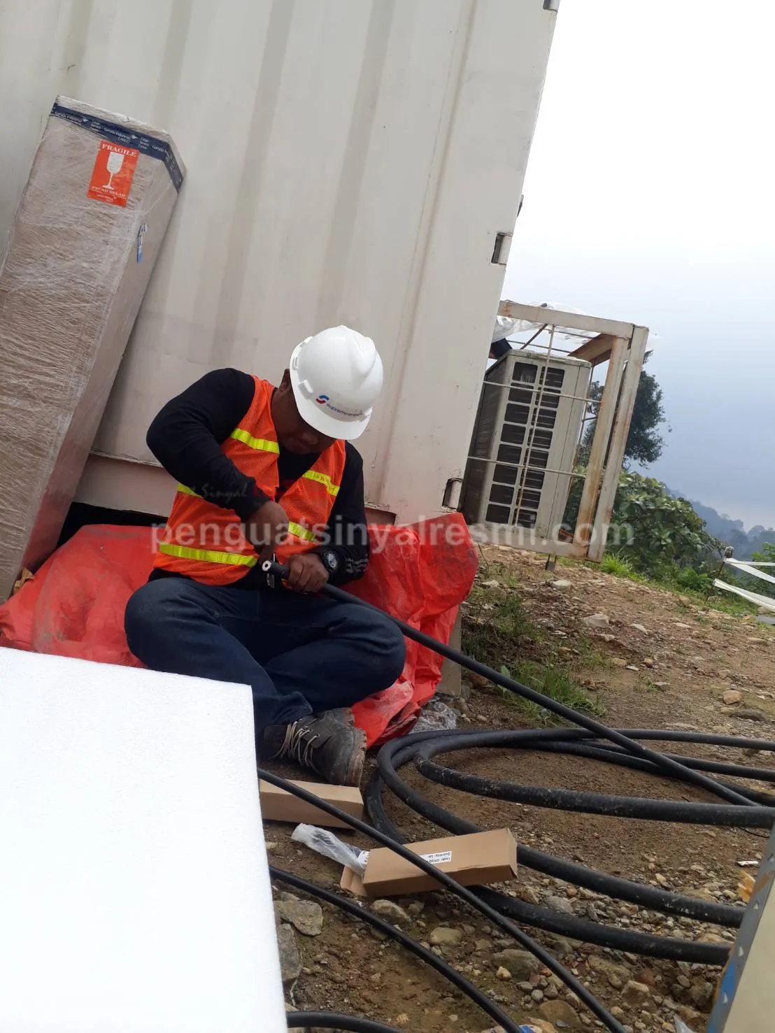 Pemasangan Penguat Sinyal Hp Repeater PLTU PADANG_ (14)