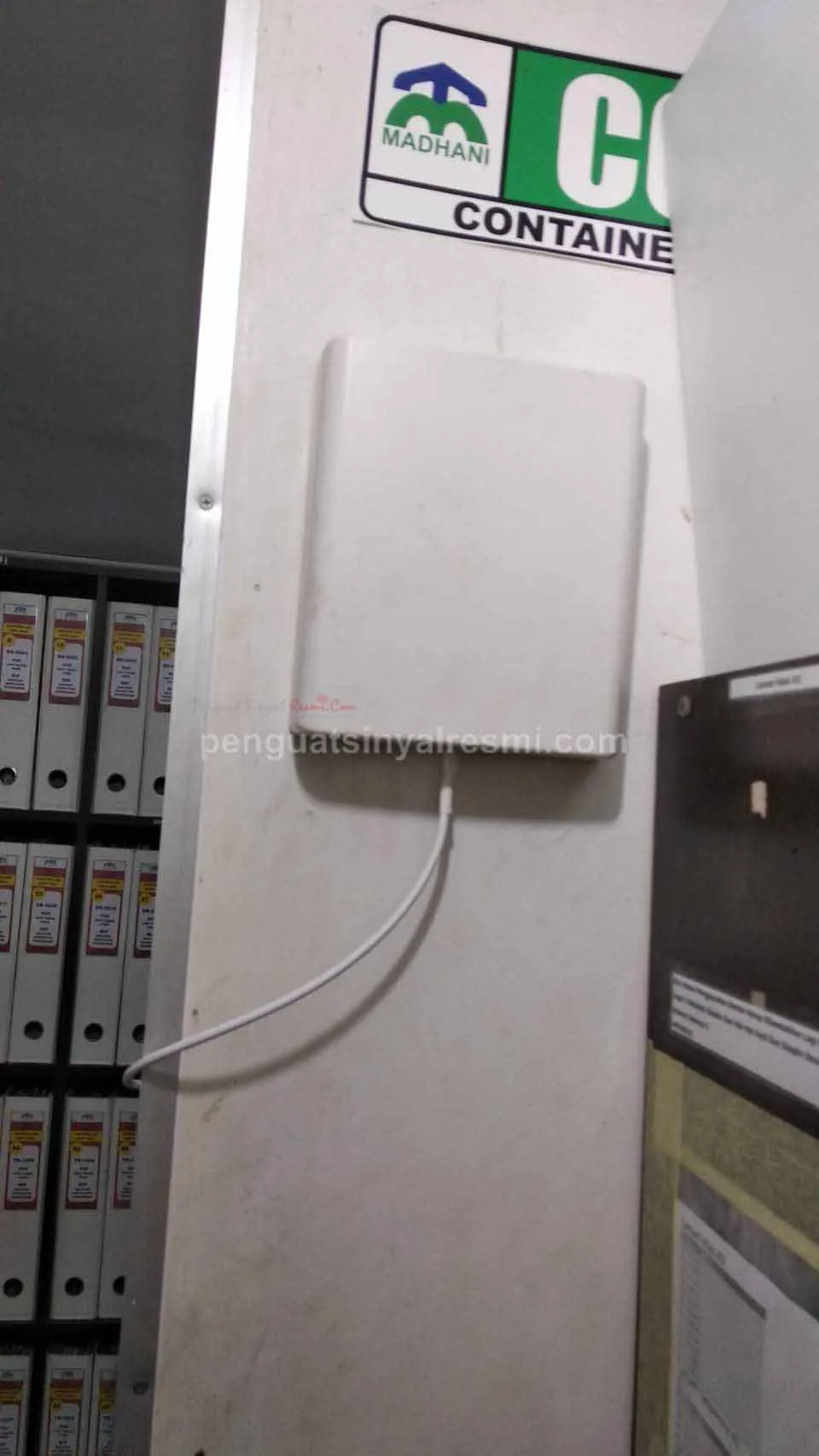 Pemasangan Penguat Sinyal Hp Repeater PT Madhani Talatah Nusantara_ (13)