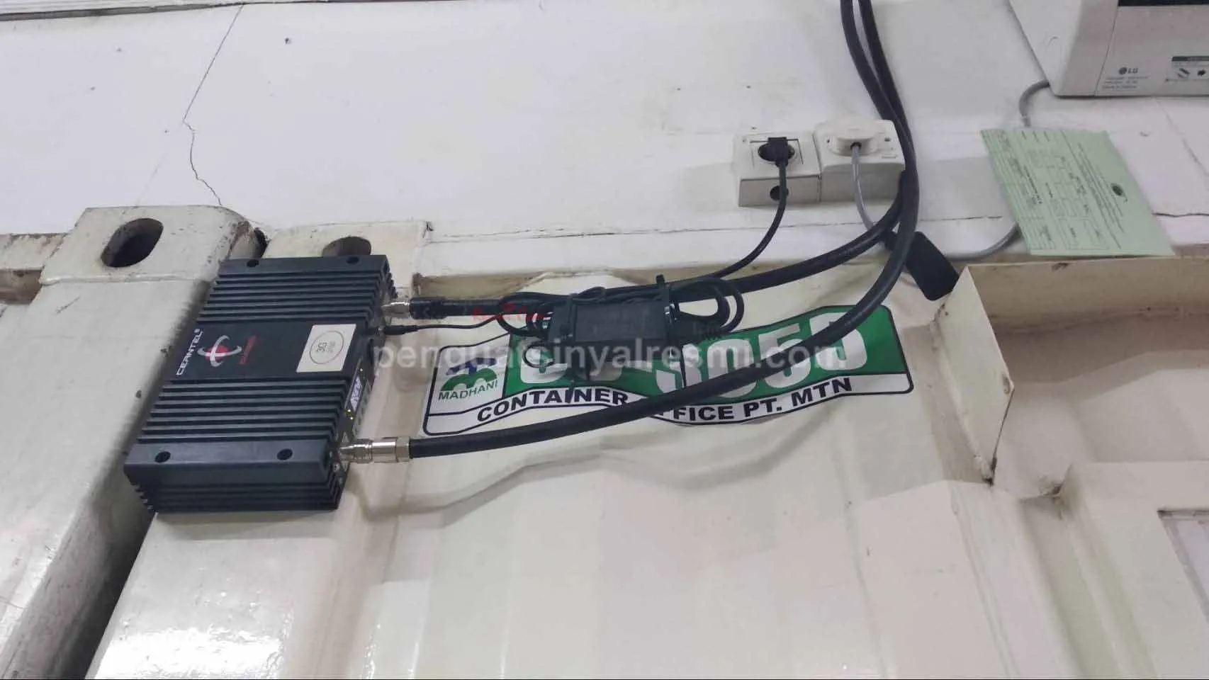 Pemasangan Penguat Sinyal Hp Repeater PT Madhani Talatah Nusantara_ (73)