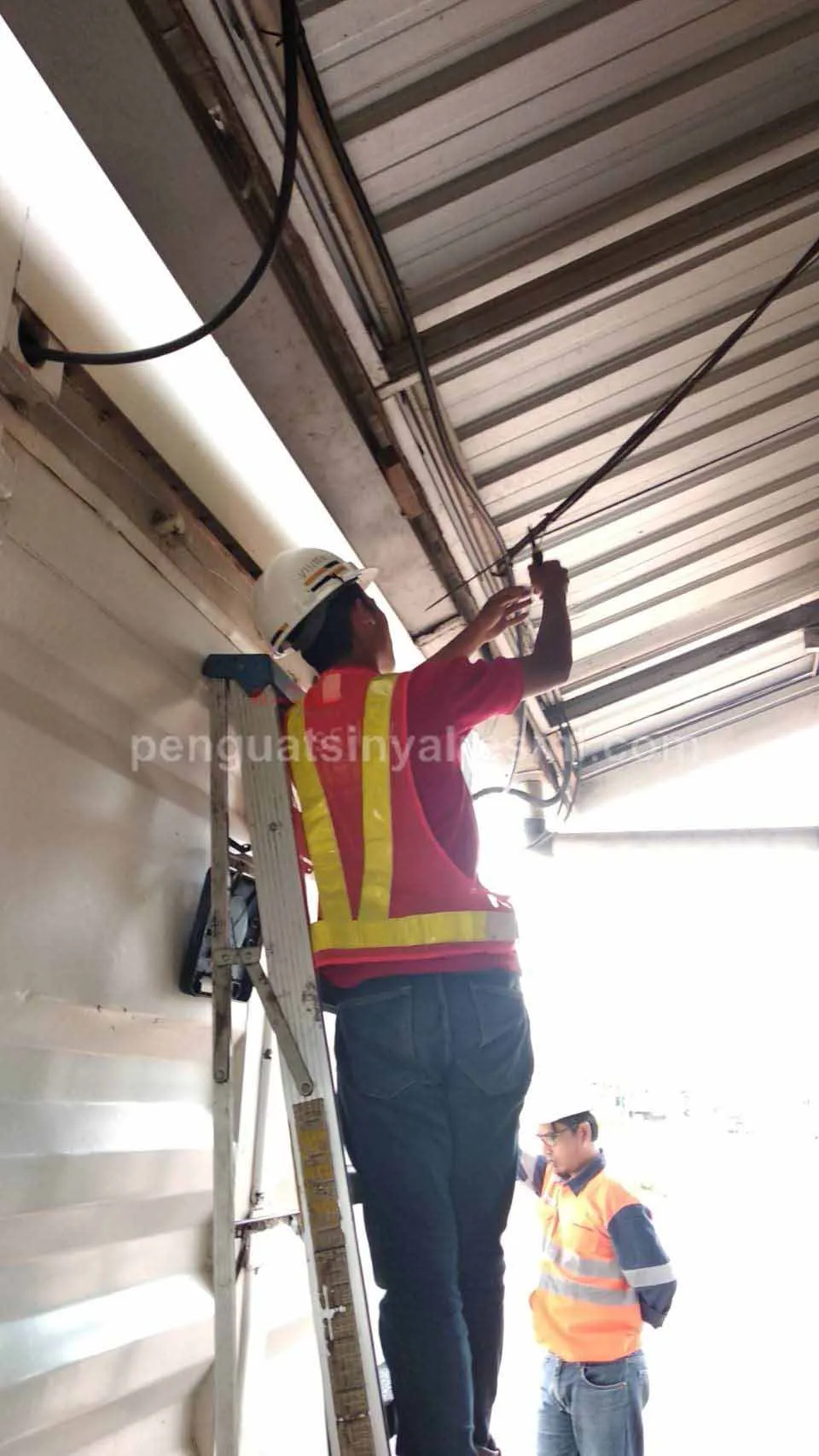 Pemasangan Penguat Sinyal Hp Repeater PT Madhani Talatah Nusantara_ (76)