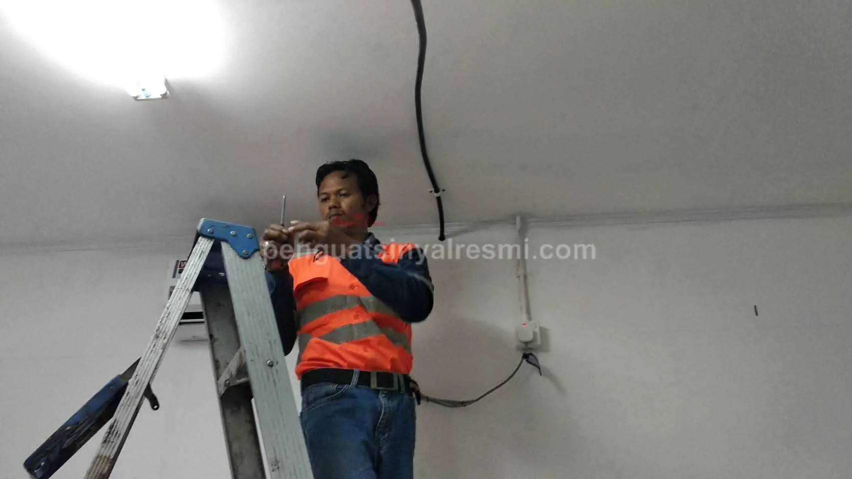 Pemasangan Penguat Sinyal Hp Repeater PT Madhani Talatah Nusantara_ (78)