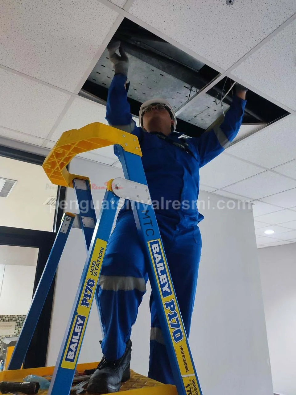 Pemasangan Penguat Sinyal Hp Repeater PT SCHLUMBERGER_ (11)